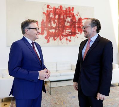 Am 20. Oktober 2021 empfing Bundeskanzler Alexander Schallenberg (r.) den Tiroler Landeshauptmann G&uuml;nther Platter (l.) zu einem Gespr&auml;ch.