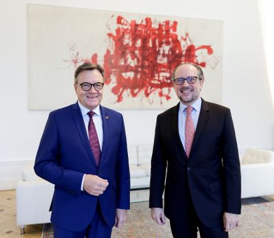 Am 20. Oktober 2021 empfing Bundeskanzler Alexander Schallenberg (r.) den Tiroler Landeshauptmann G&uuml;nther Platter (l.) zu einem Gespr&auml;ch.