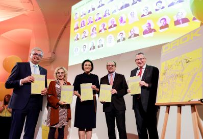 Am 20. Oktober nahm Bundeskanzler Alexander Schallenberg (2. v. r.) an der 50-Jahr Feier der &Ouml;sterreichische Raumordnungskonferenz (&Ouml;ROK) teil. Im Bild mit Bundesministerin Elisabeth K&ouml;stinger (m.).