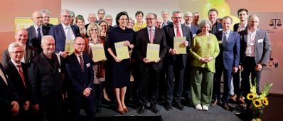 Am 20. Oktober nahm Bundeskanzler Alexander Schallenberg (m.) an der 50-Jahr Feier der &Ouml;sterreichische Raumordnungskonferenz (&Ouml;ROK) teil. Im Bild mit Bundesministerin Elisabeth K&ouml;stinger (m.).