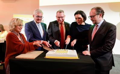 Am 20. Oktober nahm Bundeskanzler Alexander Schallenberg (r.) an der 50-Jahr Feier der &Ouml;sterreichische Raumordnungskonferenz (&Ouml;ROK) teil. Im Bild mit Bundesministerin Elisabeth K&ouml;stinger (2. v. r.).