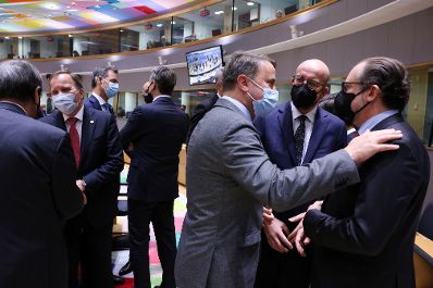 Am 21. Oktober 2021 war Bundeskanzler Alexander Schallenberg (r.) beim Europ&auml;ischen Rat in Br&uuml;ssel. Im Bild der Pr&auml;sident des Europ&auml;ischen Rats Charles Michel (m.), Luxenburger Premierminister Xavier Bettel (l.)
