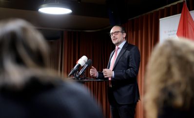 Am 21. Oktober 2021 flog Bundeskanzler Alexander Schallenberg (im Bild) zum Europ&auml;ischen Rat nach Br&uuml;ssel. Im Bild bei einem Pressegespr&auml;ch mit Journalisten.