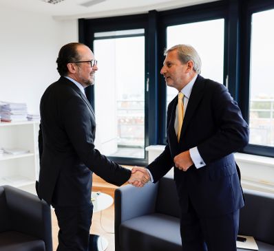 Am 21. Oktober 2021 flog Bundeskanzler Alexander Schallenberg (l.) zum Europ&auml;ischen Rat nach Br&uuml;ssel. Im Bild mit Kommissar Johannes Hahn (r.).