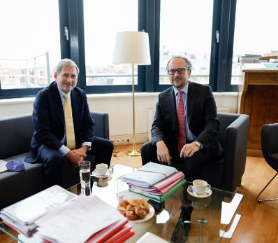 Am 21. Oktober 2021 flog Bundeskanzler Alexander Schallenberg (r.) zum Europ&auml;ischen Rat nach Br&uuml;ssel. Im Bild mit Kommissar Johannes Hahn (l.).