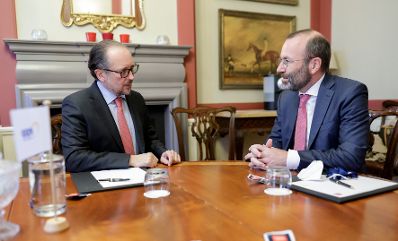 Am 21. Oktober 2021 flog Bundeskanzler Alexander Schallenberg (l.) zum Europ&auml;ischen Rat nach Br&uuml;ssel. Im Bild mit dem Fraktionsvorsitzender der Europ&auml;ischen Volkspartei (EVP), Manfred Weber (r.).