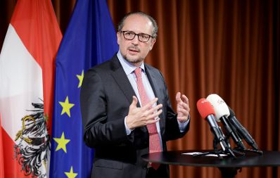 Am 21. Oktober 2021 flog Bundeskanzler Alexander Schallenberg (im Bild) zum Europ&auml;ischen Rat nach Br&uuml;ssel. Im Bild bei einem Pressegespr&auml;ch mit Journalisten.