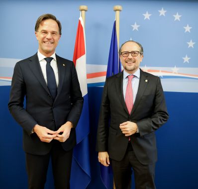 Am 21. Oktober 2021 flog Bundeskanzler Alexander Schallenberg (r.) zum Europ&auml;ischen Rat nach Br&uuml;ssel. Im Bild mit dem Ministerpr&auml;sidenten der Niederlande, Mark Rutte (l.).