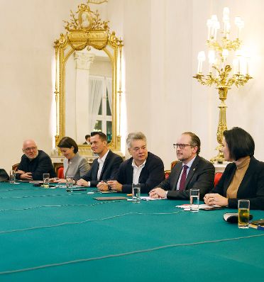 Am 22. Oktober 2021 fand ein treffen zwischen Mitgliedern der Bundesregierung und den Landeshauptleuten zum Thema &bdquo;Ma&szlig;nahmen im Kampf gegen Corona&ldquo; statt. Im Bild Bundeskanzler Alexander Schallenberg (2.v.r.), Vizekanzler Werner Kogler (3.v.r), Bundesministerin Elisabeth K&ouml;stinger (r.) und Bundesminister Wolfgang M&uuml;ckstein (3.v.l.).