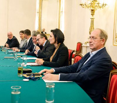 Am 22. Oktober 2021 fand ein treffen zwischen Mitgliedern der Bundesregierung und den Landeshauptleuten zum Thema &bdquo;Ma&szlig;nahmen im Kampf gegen Corona&ldquo; statt. Im Bild Bundeskanzler Alexander Schallenberg (3.v.r.), Vizekanzler Werner Kogler (4.v.l.), Bundesministerin Elisabeth K&ouml;stinger (2.v.r.) und Bundesminister Wolfgang M&uuml;ckstein (3.v.l.).