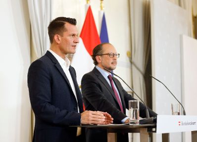 Am 22. Oktober 2021 fand ein treffen zwischen Mitgliedern der Bundesregierung und den Landeshauptleuten zum Thema &bdquo;Ma&szlig;nahmen im Kampf gegen Corona&ldquo; statt. Im Bild Bundeskanzler Alexander Schallenberg (r.) und Bundesminister Wolfgang M&uuml;ckstein (l.) bei der Pressekonferenz nach der Sitzung.