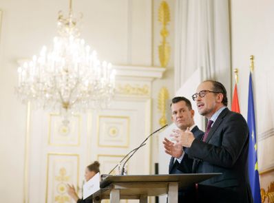 Am 22. Oktober 2021 fand ein treffen zwischen Mitgliedern der Bundesregierung und den Landeshauptleuten zum Thema &bdquo;Ma&szlig;nahmen im Kampf gegen Corona&ldquo; statt. Im Bild Bundeskanzler Alexander Schallenberg (r.) und Bundesminister Wolfgang M&uuml;ckstein (l.) bei der Pressekonferenz nach der Sitzung.
