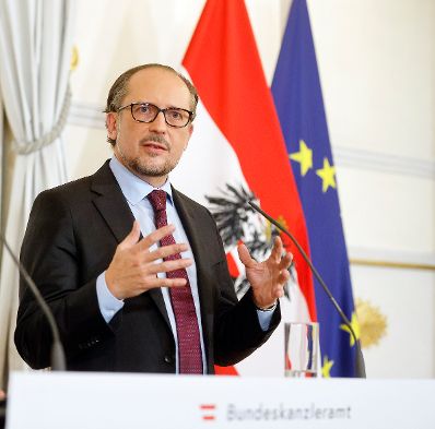Am 22. Oktober 2021 fand ein treffen zwischen Mitgliedern der Bundesregierung und den Landeshauptleuten zum Thema &bdquo;Ma&szlig;nahmen im Kampf gegen Corona&ldquo; statt. Im Bild Bundeskanzler Alexander Schallenberg bei der Pressekonferenz nach der Sitzung.