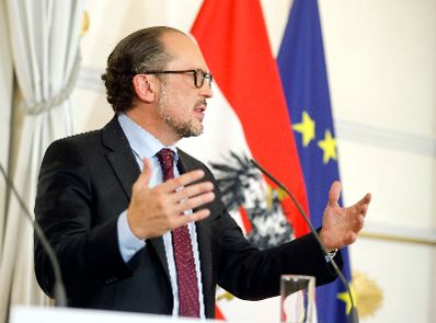 Am 22. Oktober 2021 fand ein treffen zwischen Mitgliedern der Bundesregierung und den Landeshauptleuten zum Thema &bdquo;Ma&szlig;nahmen im Kampf gegen Corona&ldquo; statt. Im Bild Bundeskanzler Alexander Schallenberg bei der Pressekonferenz nach der Sitzung.