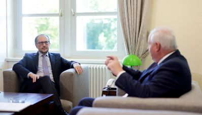 Am 23. Oktober 2021 besuchte Bundeskanzler Alexander Schallenberg (l.) den steirischen Landeshauptmann Hermann Sch&uuml;tzenh&ouml;fer (r.) zu einem Gespr&auml;ch.