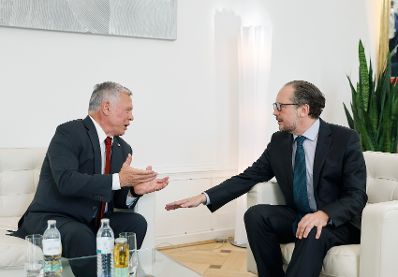 Am 25. Oktober 2021 empfing Bundeskanzler Alexander Schallenberg (r.) den K&ouml;nig des Haschemitischen K&ouml;nigreichs Jordanien, Abdullah II Ibn Al- Hussein (l.).