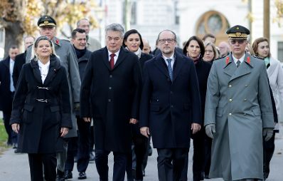 Am 26. Oktober 2021 hielt Bundeskanzler Alexander Schallenberg (m.r.) im Rahmen der Angelobung der Rekrutinnen und Rekruten des &ouml;sterreichischen Bundesheeres auf dem Wiener Heldenplatz eine Rede zum &Ouml;sterreichischen Nationalfeiertag. Im Bild mit Vizekanzler Werner Kogler (m.l.) und Bundesministerin Klaudia Tanner (l.).