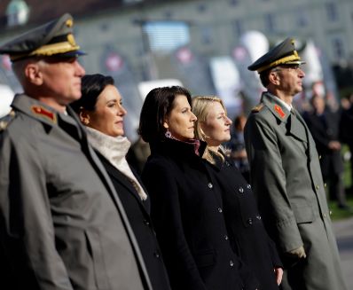 Am 26. Oktober 2021 hielt Bundeskanzler Alexander Schallenberg im Rahmen der Angelobung der Rekrutinnen und Rekruten des &ouml;sterreichischen Bundesheeres auf dem Wiener Heldenplatz eine Rede zum &Ouml;sterreichischen Nationalfeiertag. Im Bild Bundesministerin Karoline Edtstadler (m.), Bundesministerin Susanne Raab (m.r.) und Bundesministerin Elisabeth K&ouml;stinger (m.l.).