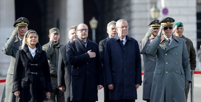 Am 26. Oktober 2021 hielt Bundeskanzler Alexander Schallenberg (5.v.l.) im Rahmen der Angelobung der Rekrutinnen und Rekruten des &ouml;sterreichischen Bundesheeres auf dem Wiener Heldenplatz eine Rede zum &Ouml;sterreichischen Nationalfeiertag. Im Bild mit Vizekanzler Werner Kogler (5.v.r.), Bundespr&auml;sident Alexander Van der Bellen (4.v.r.) und Bundesministerin Klaudia Tanner (2.v.l.).