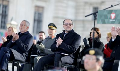 Am 26. Oktober 2021 hielt Bundeskanzler Alexander Schallenberg (m.r.) im Rahmen der Angelobung der Rekrutinnen und Rekruten des &ouml;sterreichischen Bundesheeres auf dem Wiener Heldenplatz eine Rede zum &Ouml;sterreichischen Nationalfeiertag. Im Bild mit Bundespr&auml;sident Alexander Van der Bellen (2.v.l.) und Bundesministerin Karoline Edtstadler (2.v.r.).