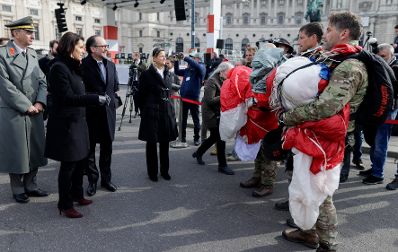 Am 26. Oktober 2021 hielt Bundeskanzler Alexander Schallenberg (3.v.l.) im Rahmen der Angelobung der Rekrutinnen und Rekruten des &ouml;sterreichischen Bundesheeres auf dem Wiener Heldenplatz eine Rede zum &Ouml;sterreichischen Nationalfeiertag. Im Bild mit Bundesministerin Karoline Edtstadler (2.v.l.) und Bundesministerin Klaudia Tanner (4.v.l.)