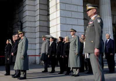 Am 26. Oktober 2021 hielt Bundeskanzler Alexander Schallenberg (3.v.l.) im Rahmen der Angelobung der Rekrutinnen und Rekruten des &ouml;sterreichischen Bundesheeres auf dem Wiener Heldenplatz eine Rede zum &Ouml;sterreichischen Nationalfeiertag. Im Bild mit Vizekanzler Werner Kogler (2.v.l.), Bundesministerin Karoline Edtstadler (m.), Bundesministerin Susanne Raab (m.r.), Bundesministerin Elisabeth K&ouml;stinger (m.l.), Bundesministerin Klaudia Tanner (l.) und Bundesminister Michael Linhart (r.).