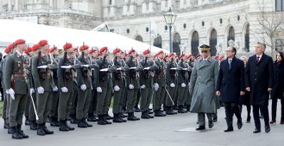 Am 26. Oktober 2021 hielt Bundeskanzler Alexander Schallenberg (3.v.r.) im Rahmen der Angelobung der Rekrutinnen und Rekruten des &ouml;sterreichischen Bundesheeres auf dem Wiener Heldenplatz eine Rede zum &Ouml;sterreichischen Nationalfeiertag. Im Bild mit Vizekanzler Werner Kogler (2.v.r.) und Bundesministerin Karoline Edtstadler (r.).