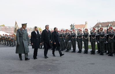 Am 26. Oktober 2021 fand anl&auml;sslich des Nationalfeiertages die traditionelle Kranzniederlegung im Weihraum am Wiener Heldenplatz statt. Im Bild Bundeskanzler Alexander Schallenberg (r.), Vizekanzler Werner Kogler (m.r.) und Bundesministerin Klaudia Tanner (m.l.).