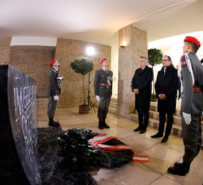 Am 26. Oktober 2021 fand anl&auml;sslich des Nationalfeiertages die traditionelle Kranzniederlegung im Weihraum am Wiener Heldenplatz statt. Im Bild Bundeskanzler Alexander Schallenberg (r.) und Vizekanzler Werner Kogler (l.).