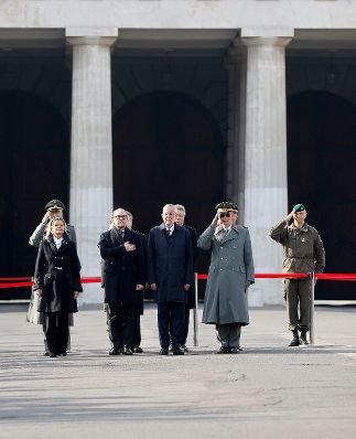 Am 26. Oktober 2021 hielt Bundeskanzler Alexander Schallenberg (m.l.) im Rahmen der Angelobung der Rekrutinnen und Rekruten des &ouml;sterreichischen Bundesheeres auf dem Wiener Heldenplatz eine Rede zum &Ouml;sterreichischen Nationalfeiertag. Im Bild mit Vizekanzler Werner Kogler (m.r.), Bundespr&auml;sident Alexander Van der Bellen (m.) und Bundesministerin Klaudia Tanner (l.).