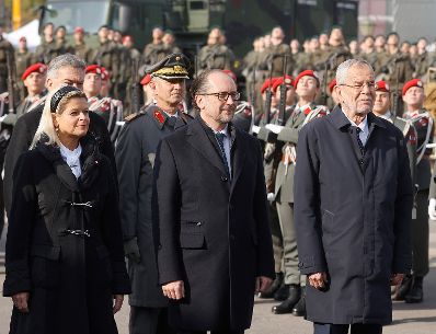 Am 26. Oktober 2021 hielt Bundeskanzler Alexander Schallenberg (m.) im Rahmen der Angelobung der Rekrutinnen und Rekruten des &ouml;sterreichischen Bundesheeres auf dem Wiener Heldenplatz eine Rede zum &Ouml;sterreichischen Nationalfeiertag. Im Bild mit Vizekanzler Werner Kogler (l.), Bundespr&auml;sident Alexander Van der Bellen (r.) und Bundesministerin Klaudia Tanner (l.).