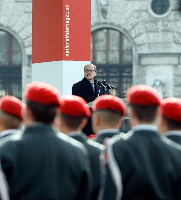 Am 26. Oktober 2021 hielt Bundeskanzler Alexander Schallenberg (im Bild) im Rahmen der Angelobung der Rekrutinnen und Rekruten des &ouml;sterreichischen Bundesheeres auf dem Wiener Heldenplatz eine Rede zum &Ouml;sterreichischen Nationalfeiertag.