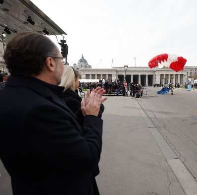 Am 26. Oktober 2021 hielt Bundeskanzler Alexander Schallenberg (l.) im Rahmen der Angelobung der Rekrutinnen und Rekruten des &ouml;sterreichischen Bundesheeres auf dem Wiener Heldenplatz eine Rede zum &Ouml;sterreichischen Nationalfeiertag.