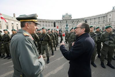 Am 26. Oktober 2021 hielt Bundeskanzler Alexander Schallenberg (r.) im Rahmen der Angelobung der Rekrutinnen und Rekruten des &ouml;sterreichischen Bundesheeres auf dem Wiener Heldenplatz eine Rede zum &Ouml;sterreichischen Nationalfeiertag.
