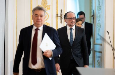 Im Bild Bundeskanzler Alexander Schallenberg (r.) und Vizekanzler Werner Kogler (l.) beim Pressefoyer nach dem Ministerrat am 26. Oktober 2020.
