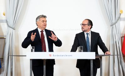 Im Bild Bundeskanzler Alexander Schallenberg (r.) und Vizekanzler Werner Kogler (l.) beim Pressefoyer nach dem Ministerrat am 26. Oktober 2020.