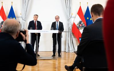 Im Bild Bundeskanzler Alexander Schallenberg (r.) und Vizekanzler Werner Kogler (l.) beim Pressefoyer nach dem Ministerrat am 26. Oktober 2020.