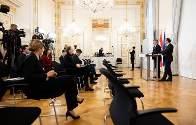 Im Bild Bundeskanzler Alexander Schallenberg (r.) und Vizekanzler Werner Kogler (l.) beim Pressefoyer nach dem Ministerrat am 26. Oktober 2020.