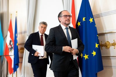 Im Bild Bundeskanzler Alexander Schallenberg (r.) und Vizekanzler Werner Kogler (l.) beim Pressefoyer nach dem Ministerrat am 26. Oktober 2020.
