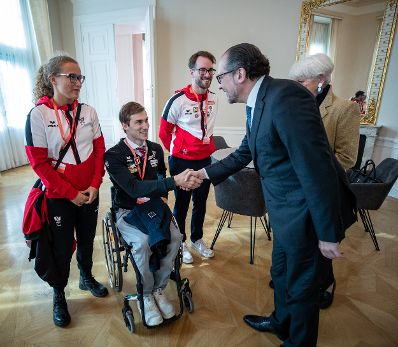 Am 26. Oktober 2021 empfing Bundeskanzler Alexander Schallenberg (r.) Sportler des &Ouml;sterreichischen Paralympischen Committees im Bundeskanzleramt.
