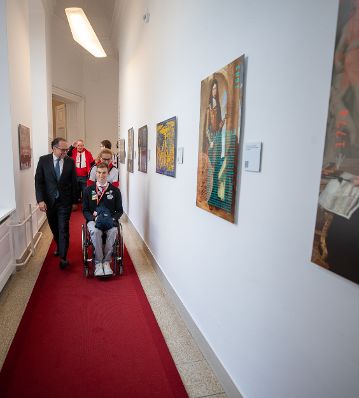 Am 26. Oktober 2021 empfing Bundeskanzler Alexander Schallenberg (l.) Sportler des &Ouml;sterreichischen Paralympischen Committees im Bundeskanzleramt.