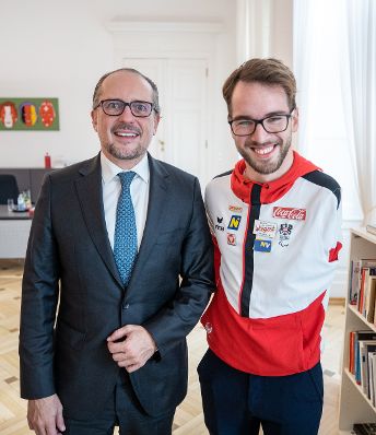 Am 26. Oktober 2021 empfing Bundeskanzler Alexander Schallenberg (l.) Sportler des &Ouml;sterreichischen Paralympischen Committees im Bundeskanzleramt.