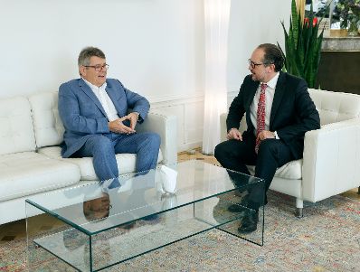 Am 27. Oktober 2021 traf Bundeskanzler Alexander Schallenberg (r.) den Pr&auml;sidenten des &Ouml;GB, Wolfgang Katzian (l.).