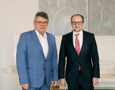 Am 27. Oktober 2021 traf Bundeskanzler Alexander Schallenberg (r.) den Pr&auml;sidenten des &Ouml;GB, Wolfgang Katzian (l.).