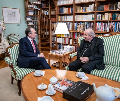Am 28. Oktober 2021 besuchte Bundeskanzler Alexander Schallenberg (l.) den Erzbischof von Wien, Kardinal Christoph Sch&ouml;nborn (r.).
