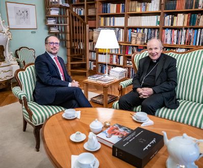 Am 28. Oktober 2021 besuchte Bundeskanzler Alexander Schallenberg (l.) den Erzbischof von Wien, Kardinal Christoph Sch&ouml;nborn (r.).