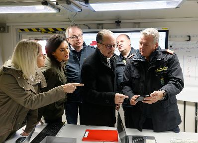 Am 28. Oktober 2021 besuchte Bundeskanzler Alexander Schallenberg (3.v.r.) das Waldbrand-Einsatzgebiet Reichenau an der Rax. Im Bild mit Bundesministerin Elisabeth K&ouml;stinger (2.v.l.) und Bundesministerin Klaudia Tanner (l.).