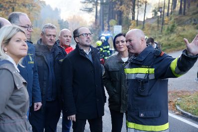 Am 28. Oktober 2021 besuchte Bundeskanzler Alexander Schallenberg (m.) das Waldbrand-Einsatzgebiet Reichenau an der Rax. Im Bild mit Bundesministerin Elisabeth K&ouml;stinger (2.v.r.) und Bundesministerin Klaudia Tanner (l.).