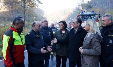 Am 28. Oktober 2021 besuchte Bundeskanzler Alexander Schallenberg (3.v.r.) das Waldbrand-Einsatzgebiet Reichenau an der Rax. Im Bild mit Bundesministerin Elisabeth K&ouml;stinger (m.r.) und Bundesministerin Klaudia Tanner (2.v.r.).