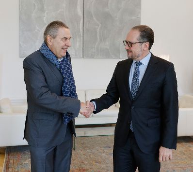 Am 29. Oktober 2021 empfing Bundeskanzler Alexander Schallenberg (r.) Norbert Schnedl, Vizepr&auml;sident des &Ouml;sterreichischen Gewerkschaftsbundes (l.).